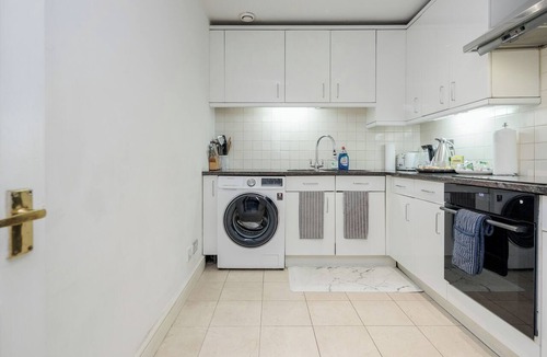 City of Westminster Apartment | NEW: Oxford Street/Hyde Park Apartment, Excellent Location !