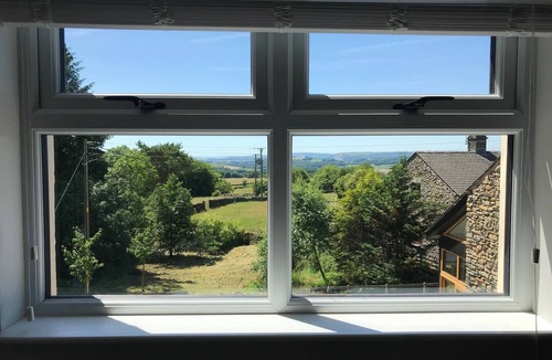 Kendal Cottage | NEW, Quiet rural location, large enclosed garden,log burner, access to Kendal