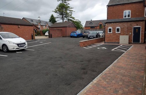Husbands Bosworth Apartment | New Serviced 1-bed Apartment - inc private parking
