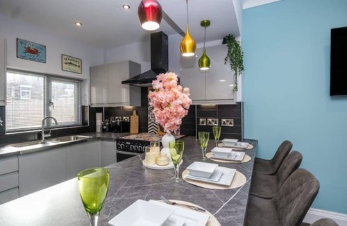 Stoke-on-Trent House | NEW | Spacious Convenient Parking Business Leisure