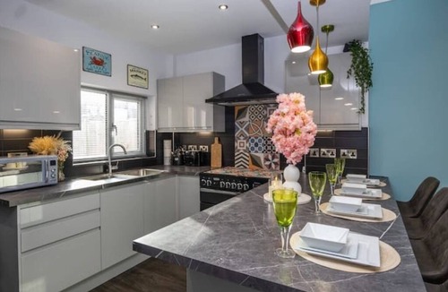 Stoke-on-Trent House | NEW | Spacious Convenient Parking Business Leisure