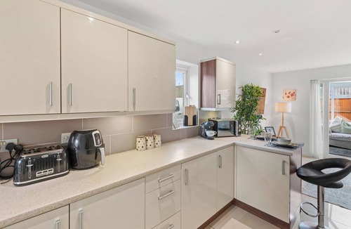 Bromborough House | NEW! Stylish 3-Storey Townhouse | Free Parking