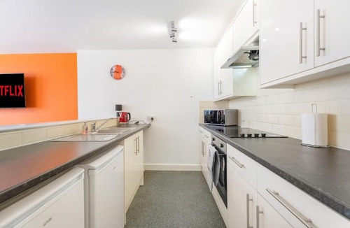 Thornaby On Tees Apartment | NEW! Stylish 5-Bed Apartment in Stockton-on-tees by Stay With Us, Perfect for Contractors & Large Groups, FREE Parking!