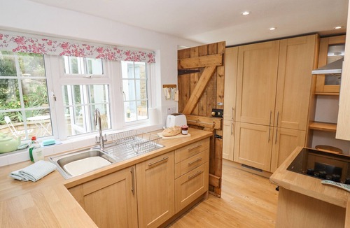 Bourton-on-the-Water Cottage | NEWBURY COTTAGE, pet friendly, with open fire in Bourton-On-The-Water