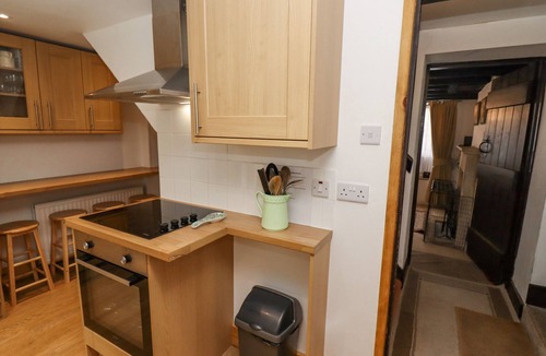 Bourton-on-the-Water Cottage | NEWBURY COTTAGE, pet friendly, with open fire in Bourton-On-The-Water