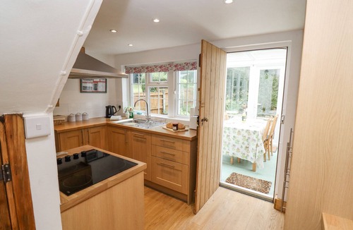 Bourton-on-the-Water Cottage | NEWBURY COTTAGE, pet friendly, with open fire in Bourton-On-The-Water