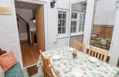 Bourton-on-the-Water Cottage | NEWBURY COTTAGE, pet friendly, with open fire in Bourton-On-The-Water