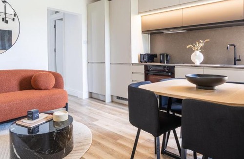 Hillingdon Apartment | Newly Designed, 2br Apt, 5min from Northwood London Tube Station, NATO HQ, Ideal for Wembley, Warner Studio, Contractors