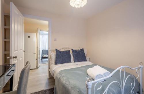 Arbury House | Newly refurbed 3Bed Annexe - With Parking!