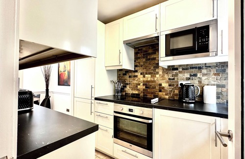 Ferndale Apartment | Newly refurbished chic , attractive 3 bedroom flat with free parking