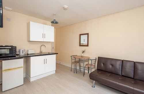 London Borough of Bromley Apartment | NEWLY REFURBISHED Studio, 20mins to London Bridge