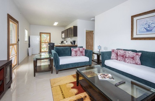 Governor's Harbour House | Newly Remodeled Beach House w/ shared Pool near Governors Harbour