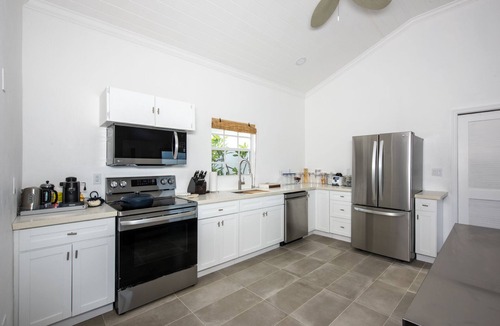 Double Bay House | Newly Remodeled Beachfront House on Pink-Sand Double Bay Beach
