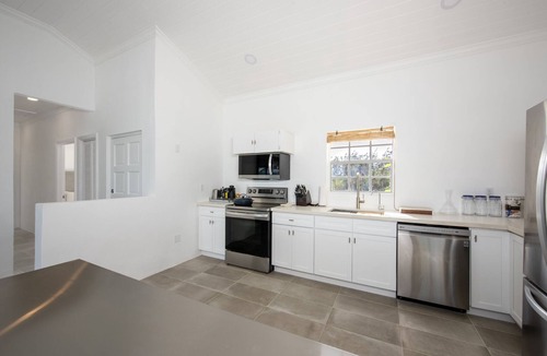 Double Bay House | Newly Remodeled Beachfront House on Pink-Sand Double Bay Beach
