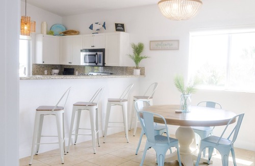 Alice Town Condo | Newly Remodeled Panoramic Ocean View 2 Bedroom Condo