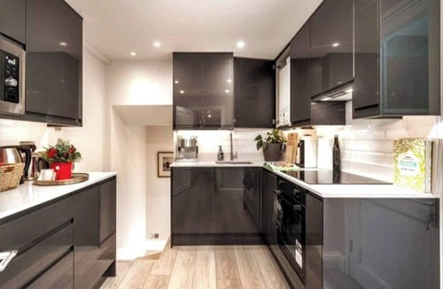 Redcliffe Apartment | Newly renovated 2-bedroom, 2-bathroom luxury apartment in Earl’s Court/Chelsea, just 8–14 minutes’ walk to the tube. Close to top museums, Royal Albert Hall, and local cafés, pubs, and restaurants — perfect for families, couples, or professionals.