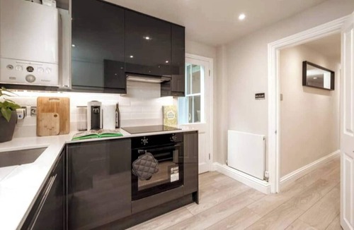 Redcliffe Apartment | Newly renovated 2-bedroom, 2-bathroom luxury apartment in Earl’s Court/Chelsea, just 8–14 minutes’ walk to the tube. Close to top museums, Royal Albert Hall, and local cafés, pubs, and restaurants — perfect for families, couples, or professionals.