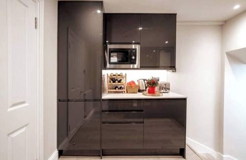 Redcliffe Apartment | Newly renovated 2-bedroom, 2-bathroom luxury apartment in Earl’s Court/Chelsea, just 8–14 minutes’ walk to the tube. Close to top museums, Royal Albert Hall, and local cafés, pubs, and restaurants — perfect for families, couples, or professionals.
