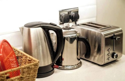 Redcliffe Apartment | Newly renovated 2-bedroom, 2-bathroom luxury apartment in Earl’s Court/Chelsea, just 8–14 minutes’ walk to the tube. Close to top museums, Royal Albert Hall, and local cafés, pubs, and restaurants — perfect for families, couples, or professionals.