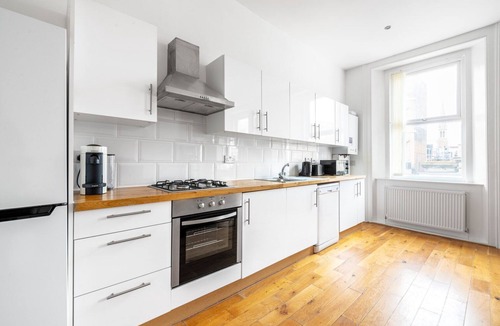 Lancaster Gate Apartment | Nice Bayswater 2 BR on Queensway opp. Underground stn, by Blueground
