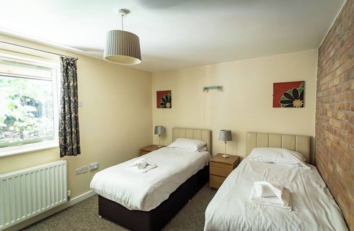 Farley Cabin | Norbury; woodland lodge for 12 with hot tub, log burner, BBQ, near Alton Towers.