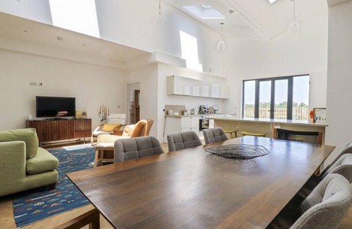 Waddesdon House | NUMBER 2 THE BARN HOUSE, pet friendly, with a garden in Woodham