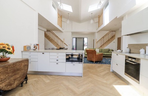 Waddesdon House | NUMBER 2 THE BARN HOUSE, pet friendly, with a garden in Woodham