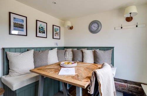 Maelor South House | Oak Tree Hideaway