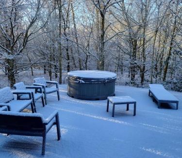 Denstone House | Oak Tree Lodge with Hot Tub near Alton Towers
