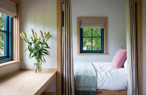 Baslow House | Oak Tree Shepherds Hut Chatsworth Estate
