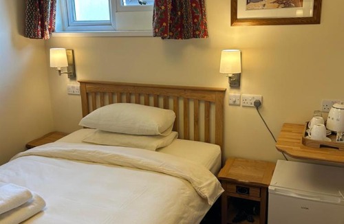 Hillingdon Bed & Breakfast | Oakwood Bed and Breakfast Heathrow