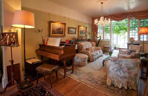 Bedford House | OBSERVATORY HOUSE, 9BR, NR Universal, with Pool