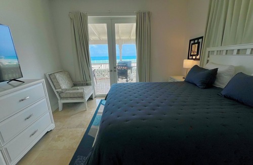 Alice Town House | Oceanfront Villa/Private Beach/Walkway with Amazing sunsets and views of the sea