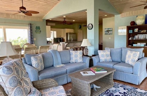 North Palmetto Point House | Ocean Breeze, steps to the beach! Generator, Starlink internet, filtered water.