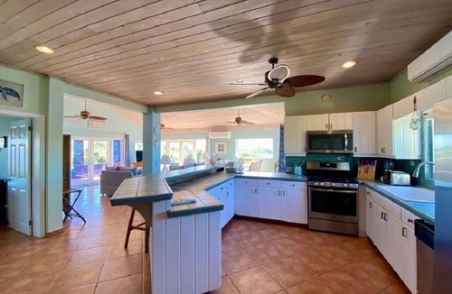 North Palmetto Point House | Ocean Breeze, steps to the beach! Generator, Starlink internet, filtered water.