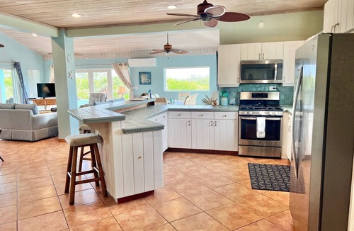 North Palmetto Point House | Ocean Breeze, steps to the beach! Generator, Starlink internet, filtered water.