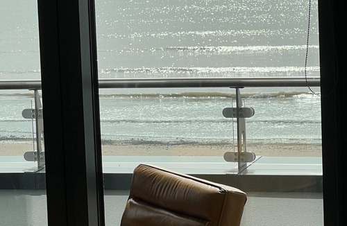 Ramsgate Condo | Ocean Lookout in Ramsgate is a striking beachfront three-bedroom apartment offering panoramic sea views across the English Channel. Stylishly refurbished, the spacious property is just steps from Ramsgate Main Sands and The Royal Harbour