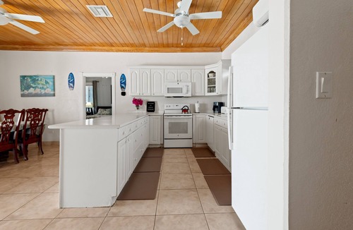 Nassau Villa | Ocean Paradise, 35 Steps into sea! Private Pool,Beach-10min Walk, Near Atlantis!