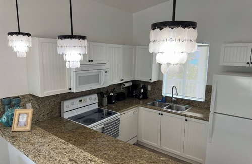 Alice Town Apartment | Ocean Pearl Bimini Bay Entire Condo Close to Pool with an optional golf cart