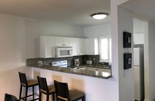 Alice Town Apartment | Ocean View , steps from the private beach 2 Bedroom Condo Up to 6 guests