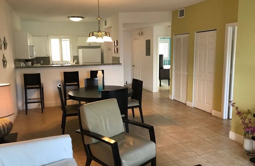 Alice Town Apartment | Ocean View , steps from the private beach 2 Bedroom Condo Up to 6 guests