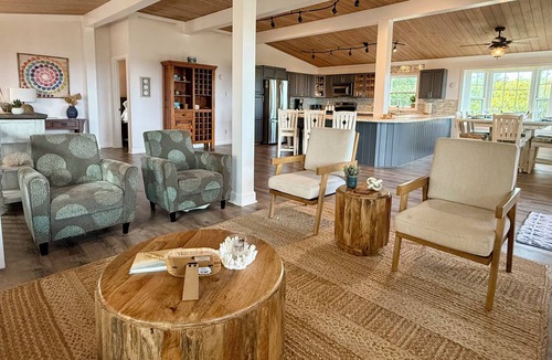 George Town House | Ocean Views - Comfy family home sleeps up to 10 - Hideaways Beach Club