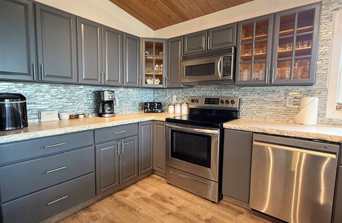 George Town House | Ocean Views - Comfy family home sleeps up to 10 - Hideaways Beach Club