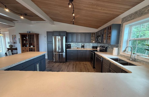 George Town House | Ocean Views - Comfy family home sleeps up to 10 - Hideaways Beach Club