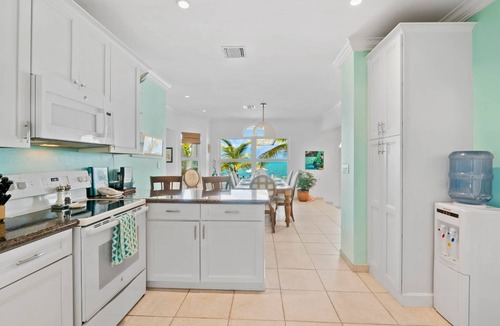 George Town Villa | Oceanfront 4b/4ba Exuma Villa, February Point, Generator