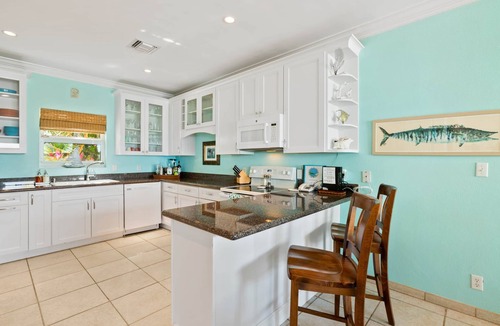 George Town Villa | Oceanfront 4b/4ba Exuma Villa, February Point, Generator