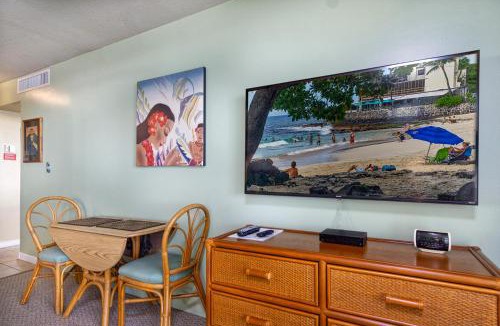 Kailua-Kona House | Oceanfront Condo with Lanai that Almost Hangs Over Ocean - Hale Kona Kai 304 by Casago Kona