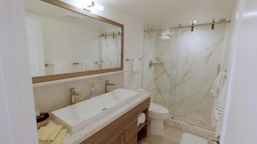 Kihei House | Oceanfront, Gorgeous Sunsets, Dual AC, King Bed, Top Floor Views, Impeccably Remodeled Gem HKOK318