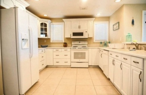 Bahamas Terrace House | Oceanview 3BR Canal Front Villa Pvt. Dock + Pool Walk to Beach