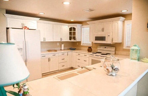 Bahamas Terrace House | Oceanview 3BR Canal Front Villa Pvt. Dock + Pool Walk to Beach